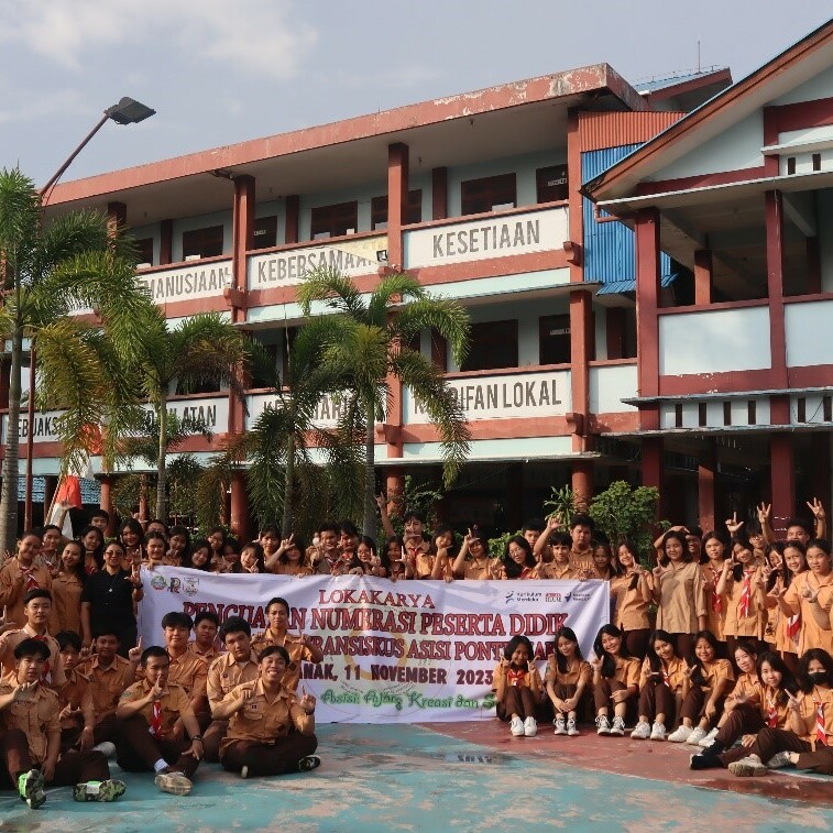 Foto bersama Kepala SMA, Goretti Marsiani, S.H., 
Fasilitator Adrianus, S.Si., M.Pd. & Purwanto 
siswa-siswi Lokakarya Numerasi